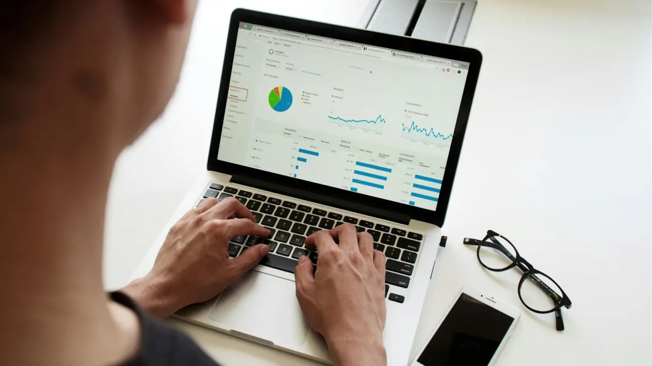 Менеджер працює з аналітикою продажів у CRM на ноутбуці